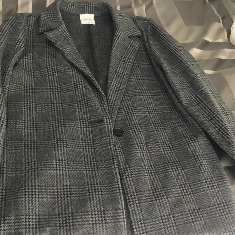 Long Gray blazer perfect coverage over leggings.  Smoke free home